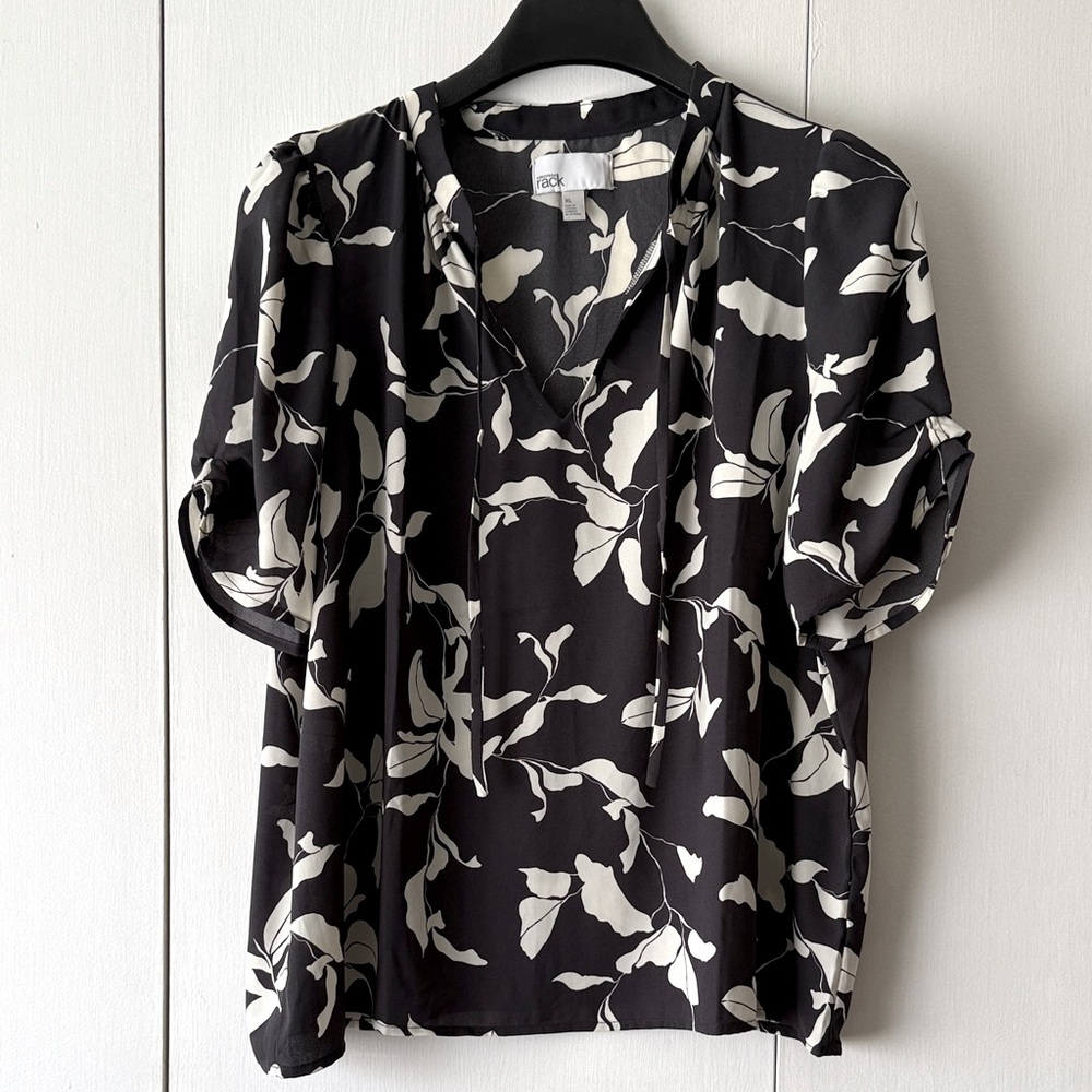 Nordstrom Rack Grey Floral Short sleeve blouse. size XL